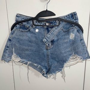 Distressed denim high waisted shorts no stain and no stretch mark!